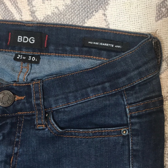 BDG dark wash denim mid rise cigarette ankle skinny jeans - Picture 4 of 7